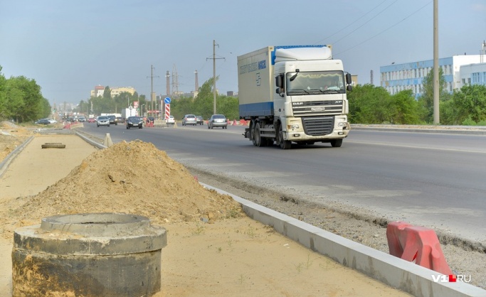 В Волгограде заплатят два миллиона за аккуратный полив деревьев на шоссе Авиаторов