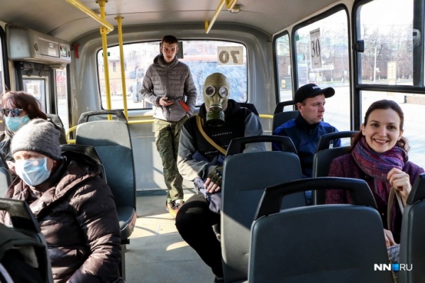 Одни в противогазах, другие даже без масок — этот снимок как нельзя лучше отражает коллективную психологию ковидного года Одни в противогазах, другие даже без масок — этот снимок как нельзя лучше отражает коллективную психологию ковидного года
