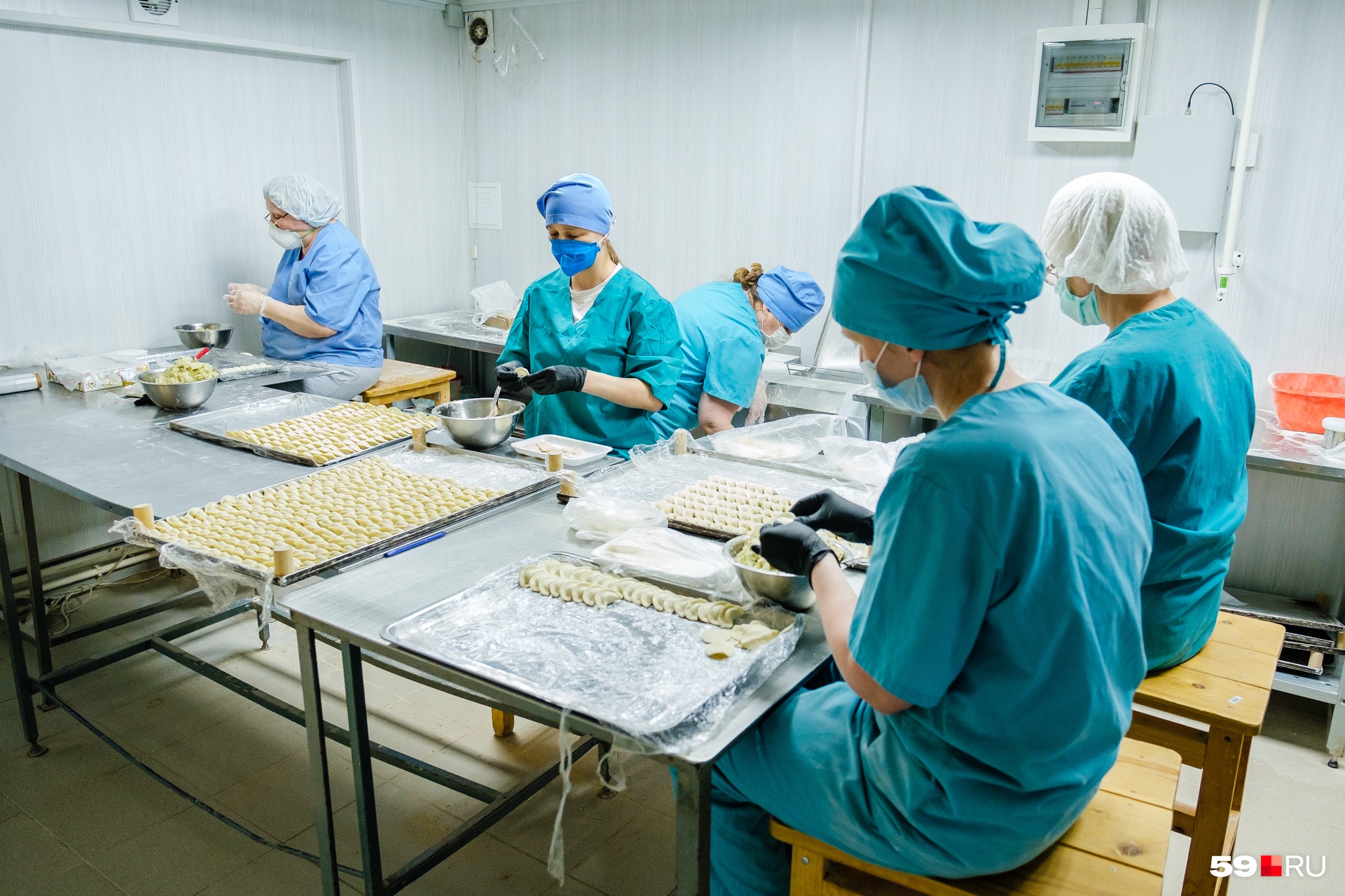 Каждый месяц здесь лепят несколько тонн пельменей Каждый месяц здесь лепят несколько тонн пельменей