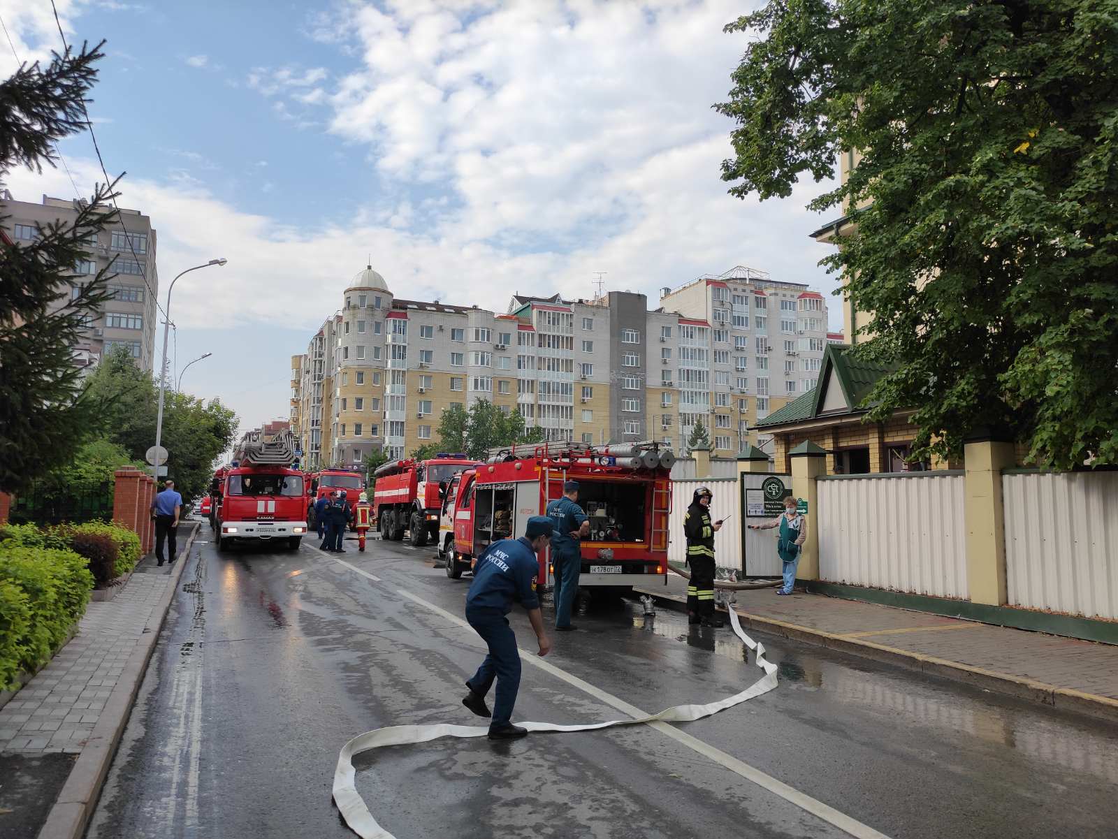 Пожар оказался не таким уж и серьезным. Но здание было в дыму Пожар оказался не таким уж и серьезным. Но здание было в дыму