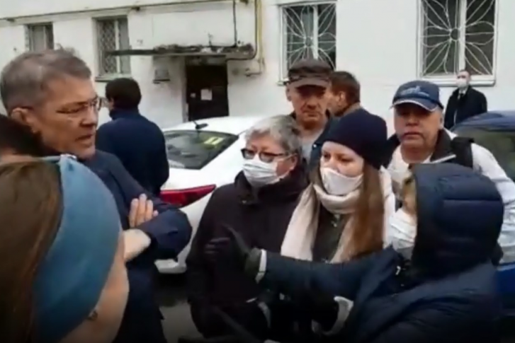 Глава региона не стал обниматься с радостными жильцами дома Глава региона не стал обниматься с радостными жильцами дома