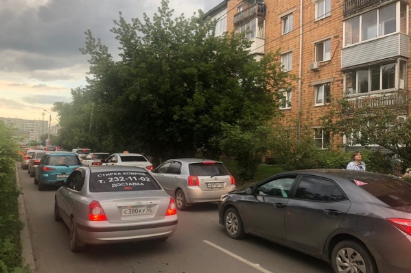 Особенно много машин в переулке стало после открытия четвертого моста Особенно много машин в переулке стало после открытия четвертого моста