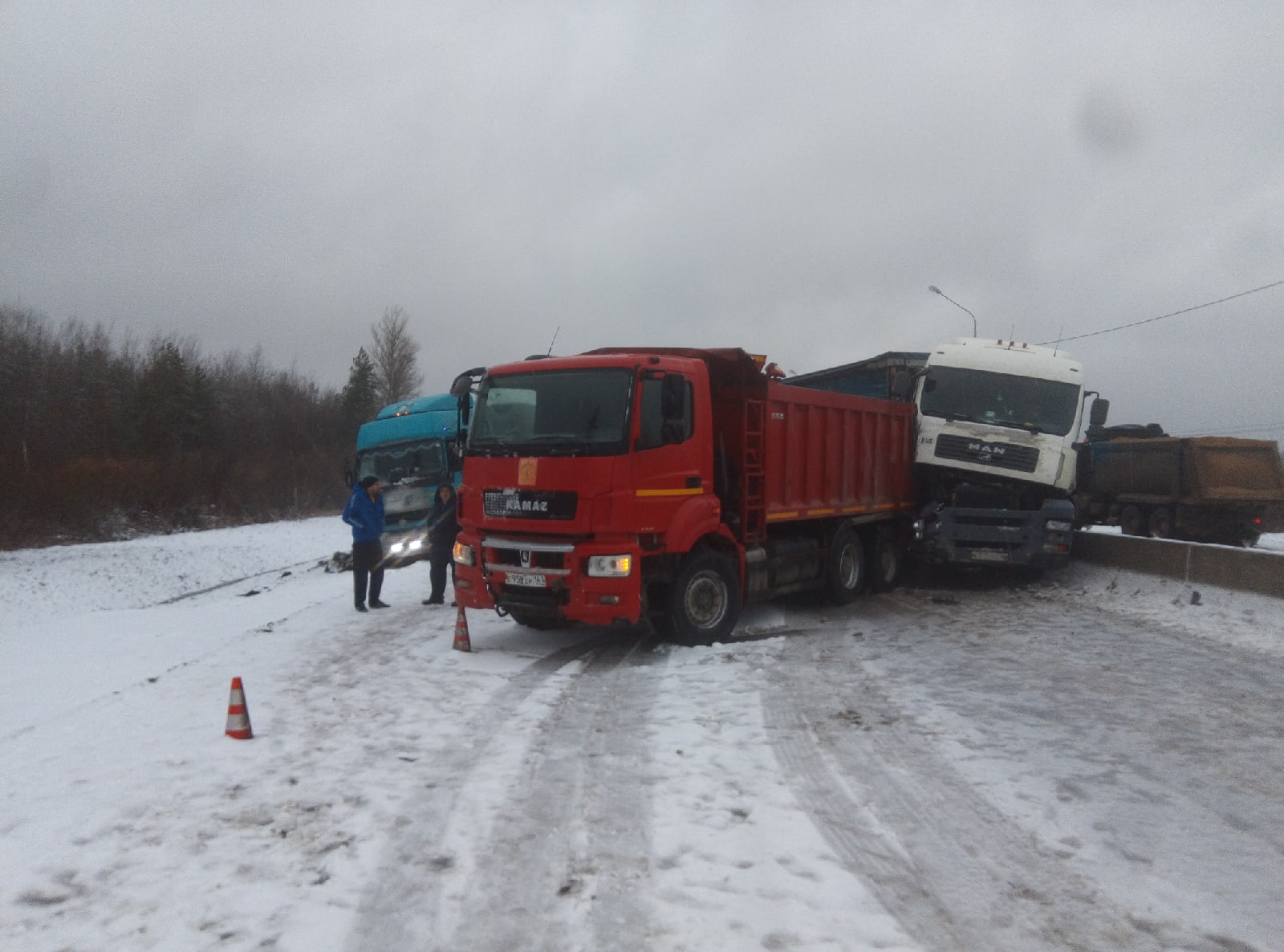 В ДТП на «Коле» погибли мужчина и женщина из одной машины. М-10 открыли