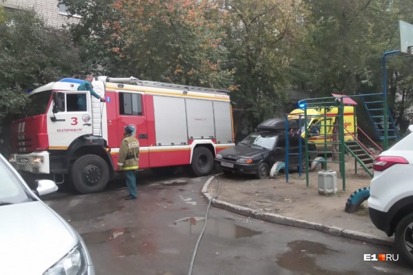 Из-за сильного задымления пожарные эвакуировали из подъезда 10 человек Из-за сильного задымления пожарные эвакуировали из подъезда 10 человек