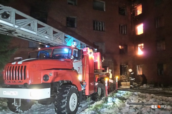 По полу в здании спасатели не могут передвигаться: очень много прогаров с прежних пожаров По полу в здании спасатели не могут передвигаться: очень много прогаров с прежних пожаров