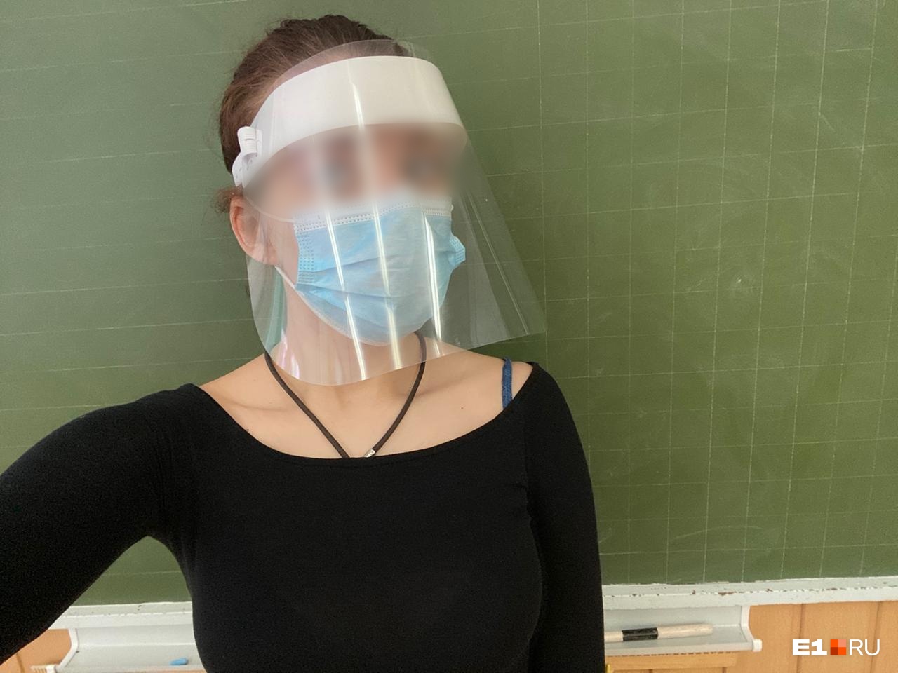 В Екатеринбурге учителям раздали лицевые экраны, чтобы защищаться от коронавируса