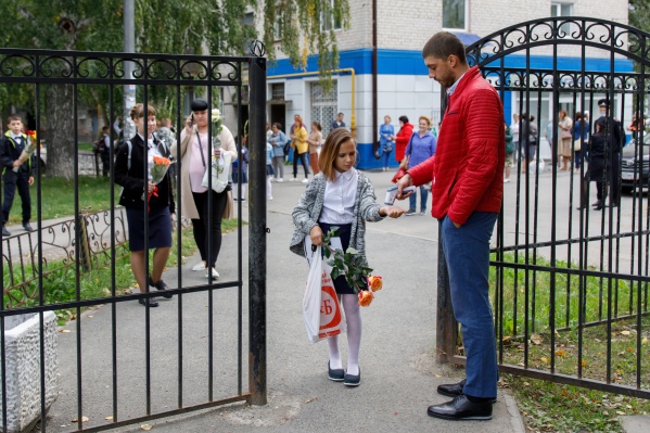 Измерение температуры сейчас обязательное требование Роспотребнадзора во всех учебных заведениях. Если у ребенка есть симптомы заболевания, то его сразу отправляют домой. Это было придумано для того, чтобы не допустить распространение COVID-19. Но даже у такой безобидной процедуры нашлись противники Измерение температуры сейчас обязательное требование Роспотребнадзора во всех учебных заведениях. Если у ребенка есть симптомы заболевания, то его сразу отправляют домой. Это было придумано для того, чтобы не допустить распространение COVID-19. Но даже у такой безобидной процедуры нашлись противники