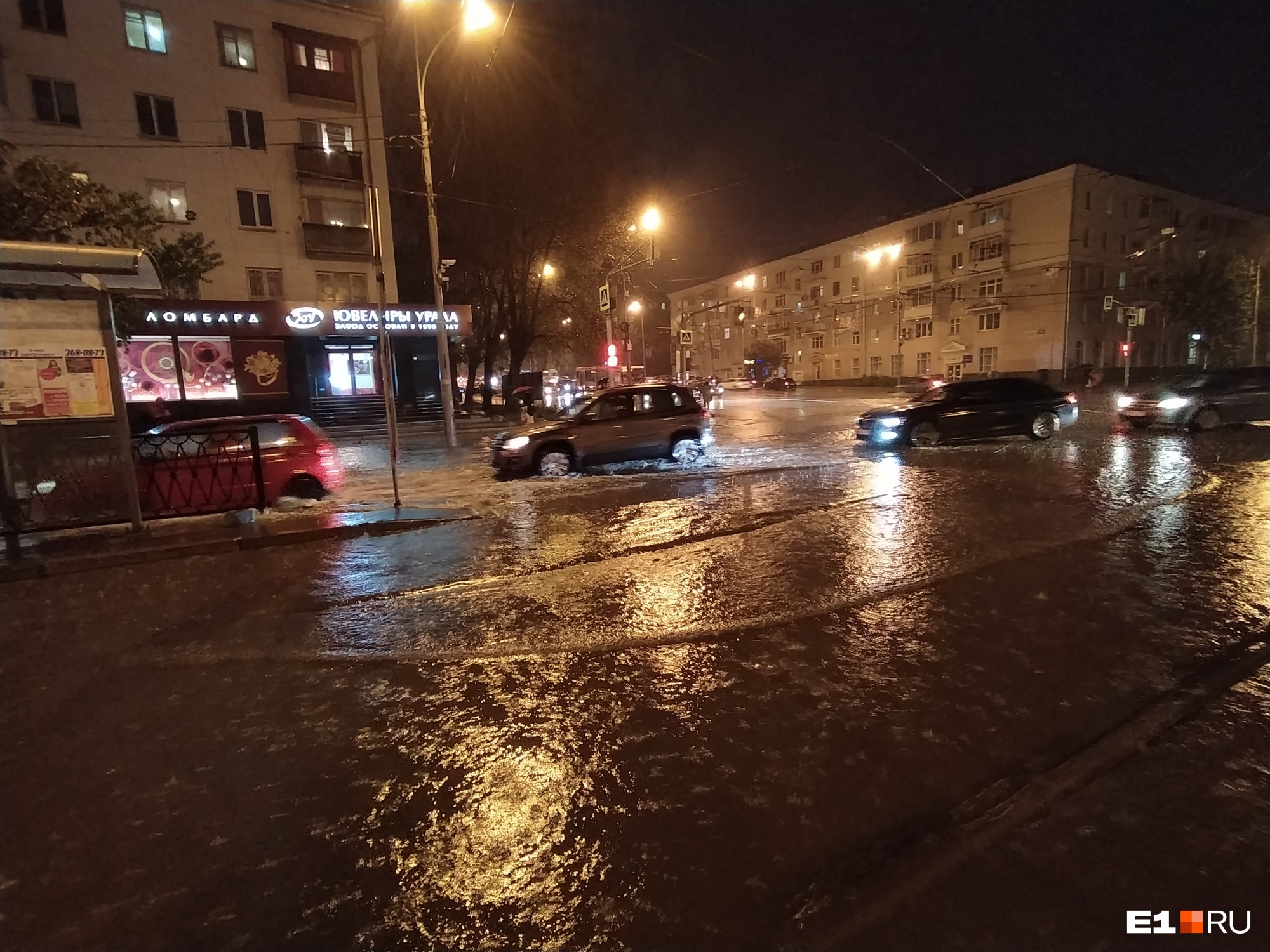 Машины плывут, а не едут: видеоподборка самых мокрых кадров с улиц Екатеринбурга