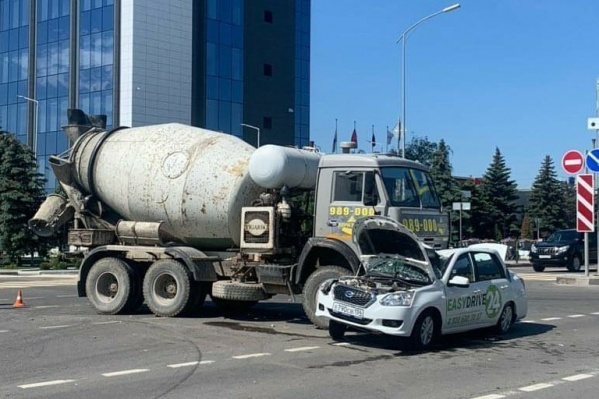 КАМАЗ буквально подмял под себя легковушку КАМАЗ буквально подмял под себя легковушку