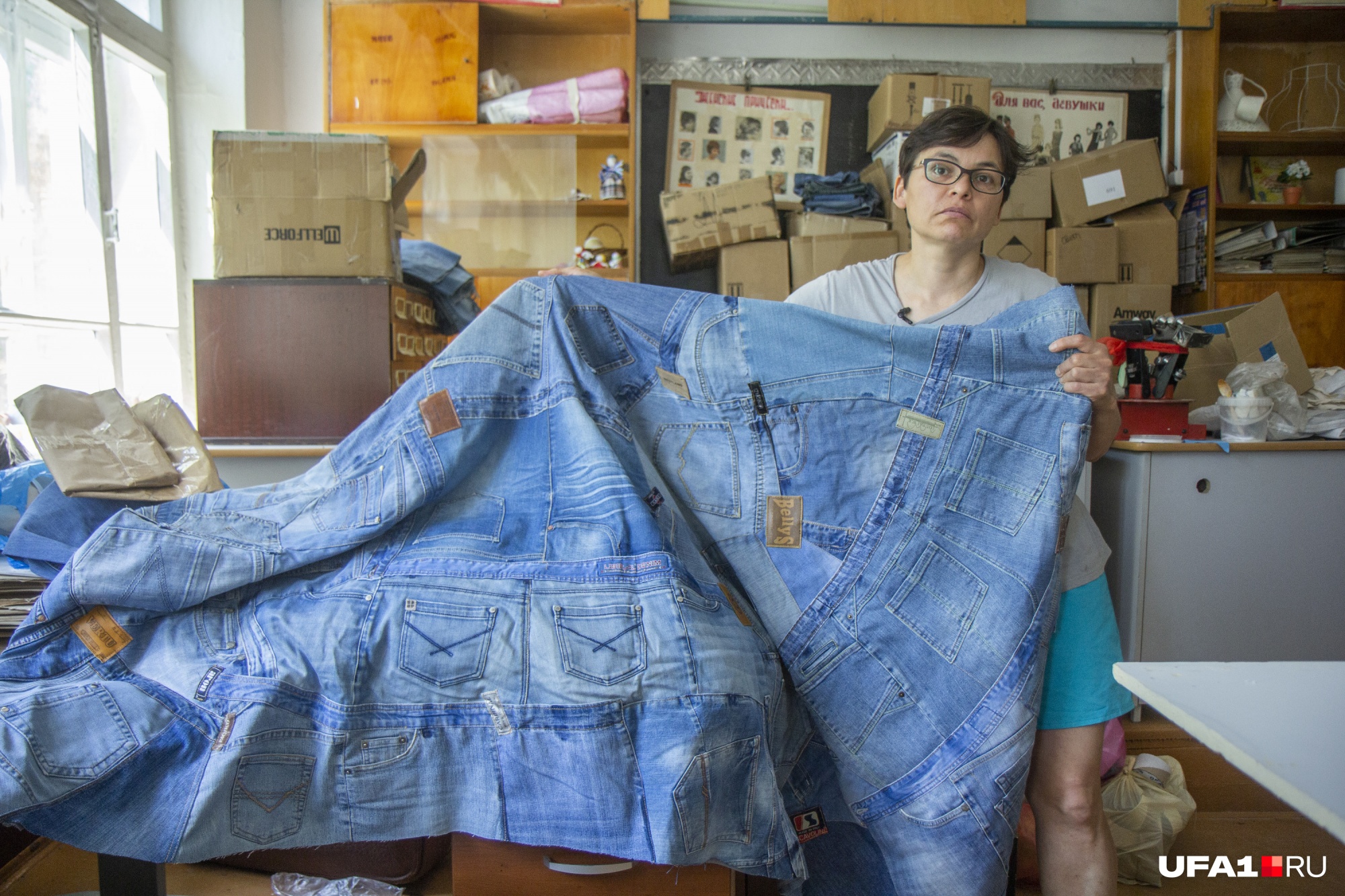 Этот джинсовый чехол для дивана в «Улье» изготовили по заказу из Москвы