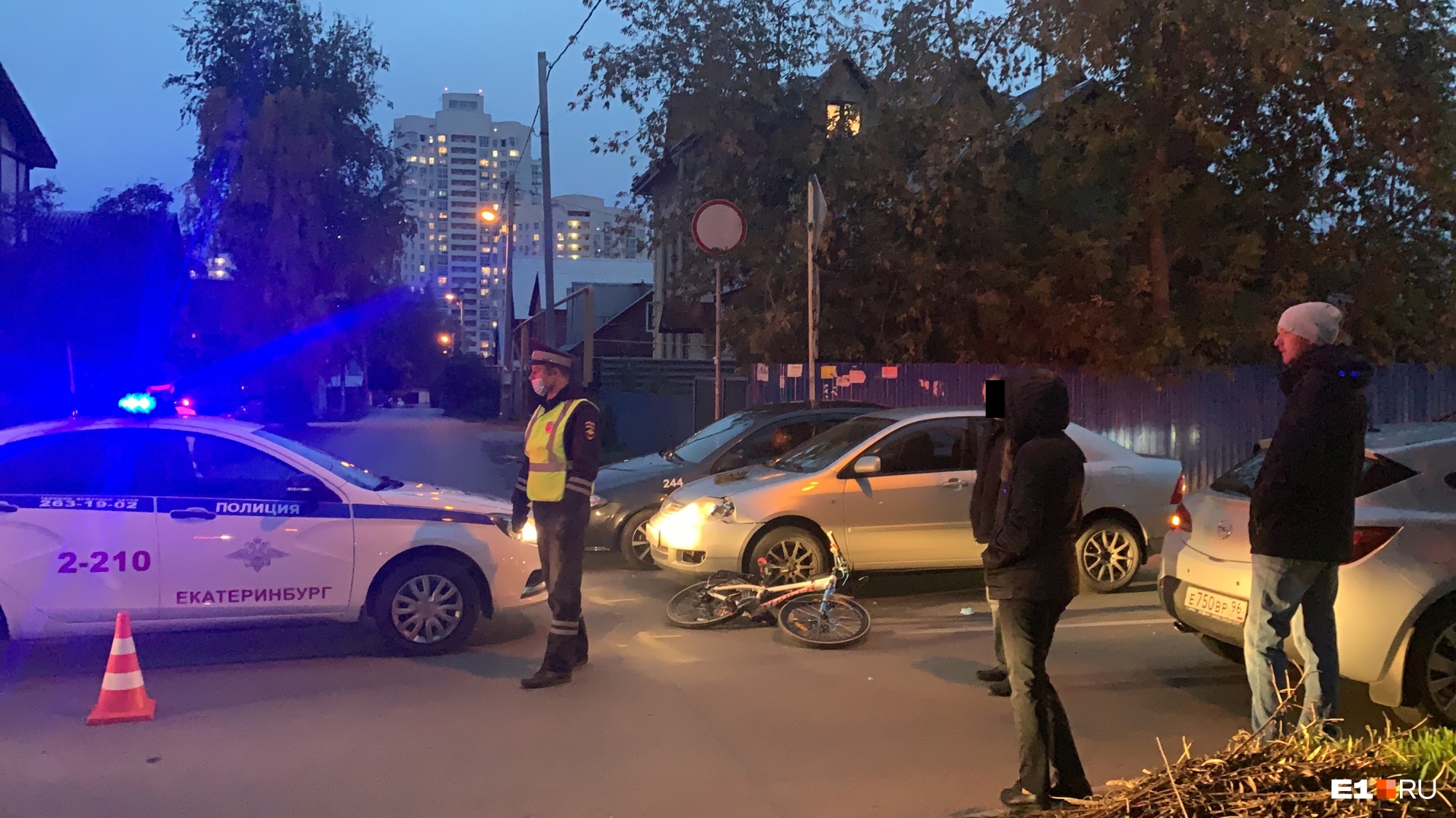 «Мальчика отбросило на соседнюю машину»: в Екатеринбурге Opel сбил 9-летнего велосипедиста