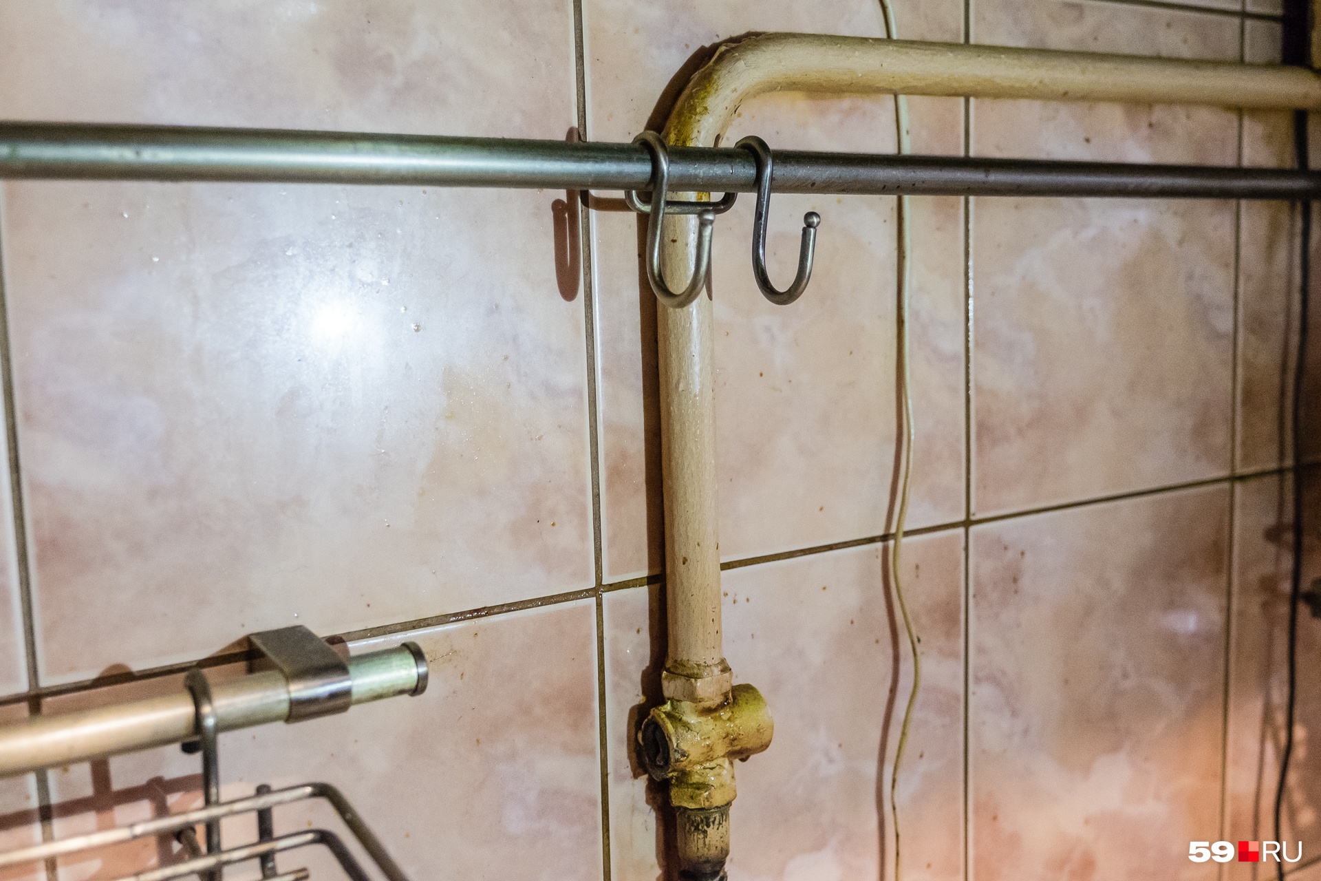 Котел надо будет цеплять к газовой разводке. Не пытайтесь делать это самостоятельно Котел надо будет цеплять к газовой разводке. Не пытайтесь делать это самостоятельно 