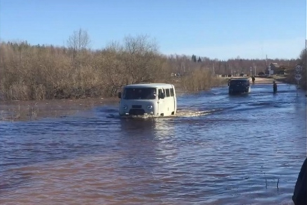 Не все автомобили могут преодолеть разлившуюся реку Не все автомобили могут преодолеть разлившуюся реку