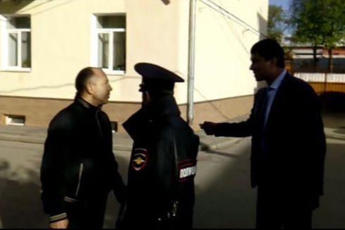 Игорь Кузнецов (справа) устроил склоку со старостой своего дома Игорь Кузнецов (справа) устроил склоку со старостой своего дома