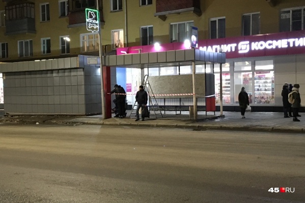 В Кургане уже меняют старые остановочные павильоны на новые В Кургане уже меняют старые остановочные павильоны на новые