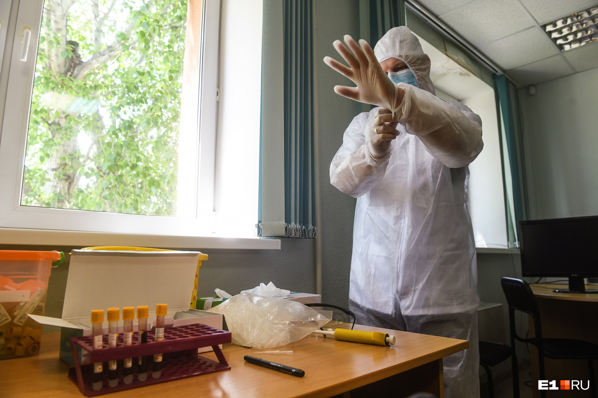 Свердловские власти назвали сроки вакцинации уральцев от COVID-19