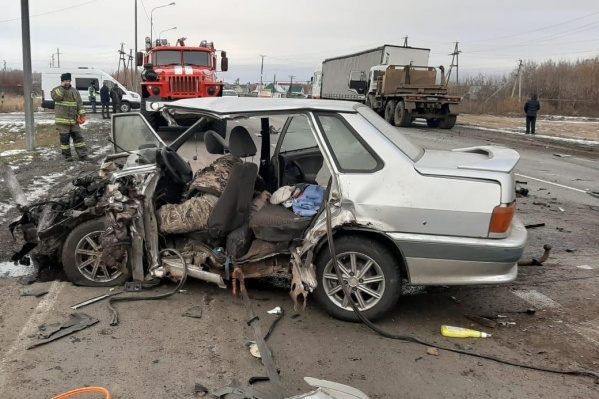 Основной удар пришелся на левую сторону легковушки Основной удар пришелся на левую сторону легковушки