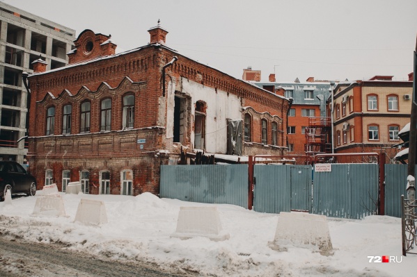 Власти были готовы продать нежилой кирпичный дом по цене "однушки", но во время аукциона его стоимость увеличилась в семь раз Власти были готовы продать нежилой кирпичный дом по цене "однушки", но во время аукциона его стоимость увеличилась в семь раз