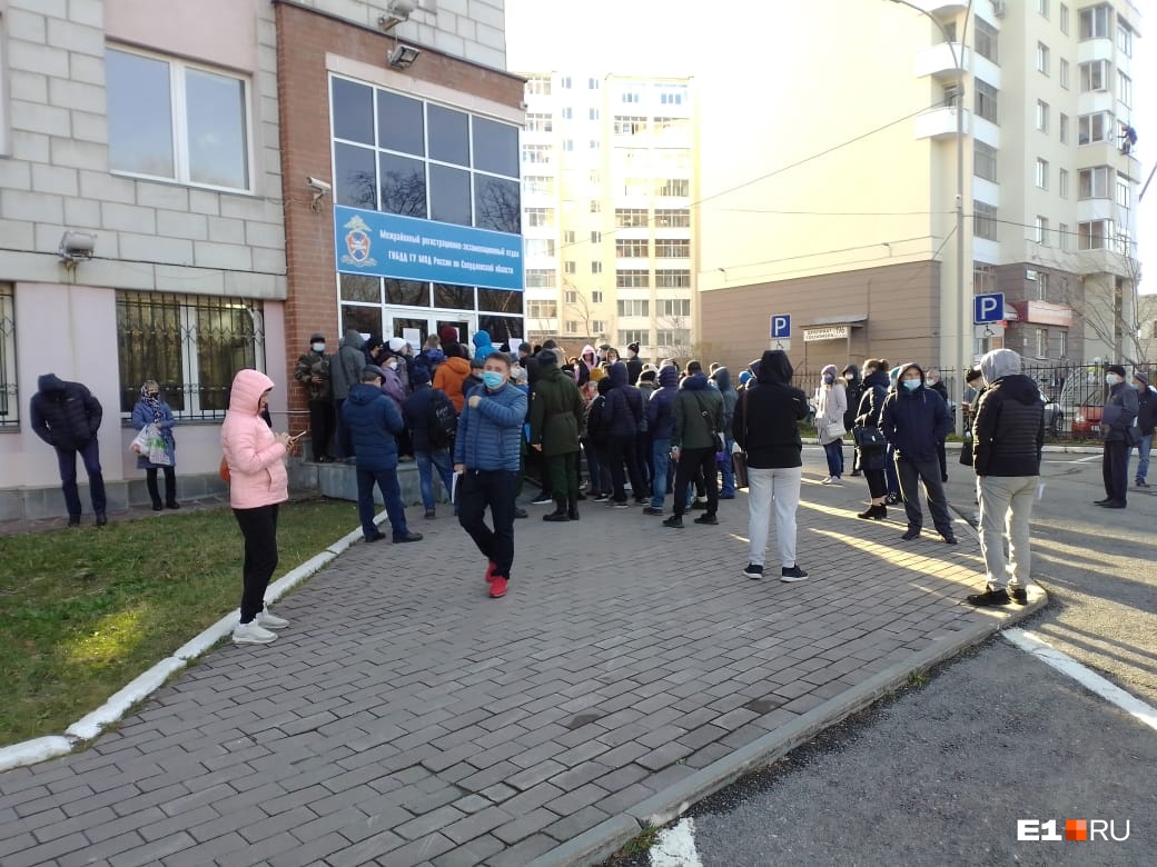«Третий день не могу поставить машину на учет»: у отделений ГИБДД в Екатеринбурге выстроились длинные очереди