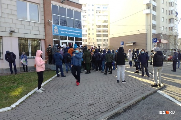 Чтобы записаться в живую очередь, водители приезжают к шести утра Чтобы записаться в живую очередь, водители приезжают к шести утра 