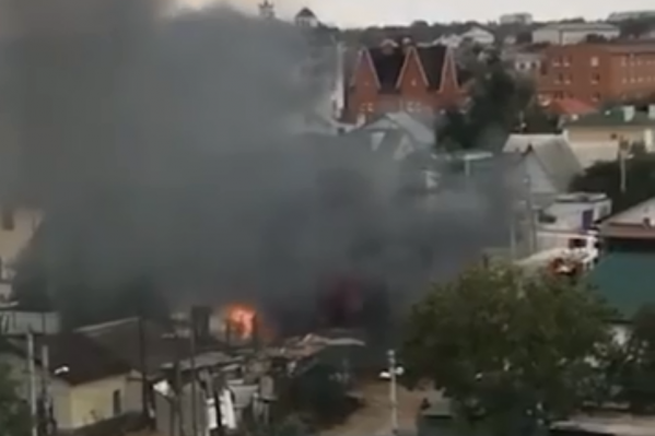 Дым от пожара поднимался высоко в небо Дым от пожара поднимался высоко в небо