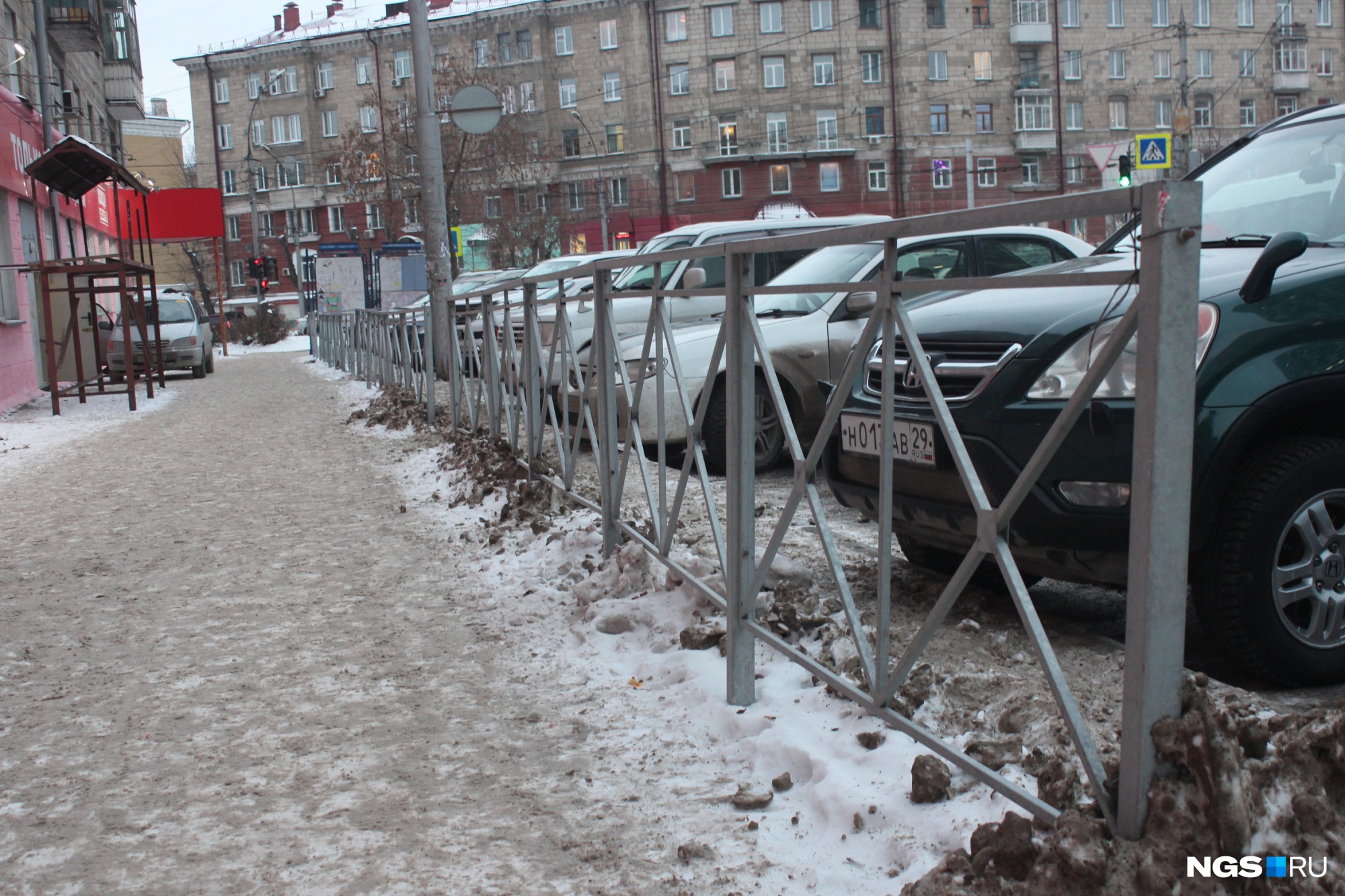Заборчик на миллионы: кто застроил Новосибирск кладбищенскими оградками и сколько на этом заработал