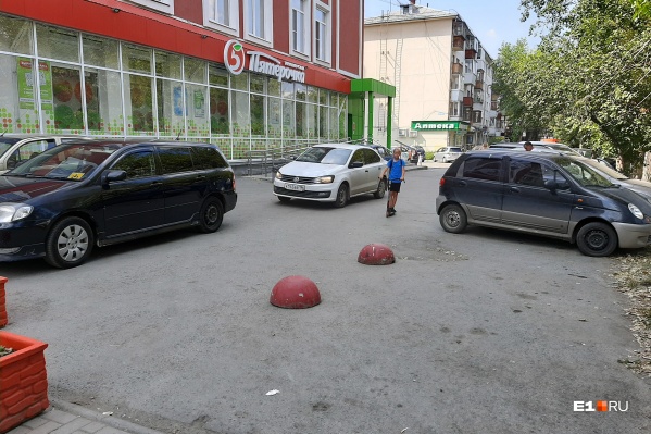 В некоторых местах Екатеринбурга тротуары давно слились с автостоянками. На снимке — улица Восточная, где пешеходы традиционно пробираются между машинами, и это не нравится местным жителям В некоторых местах Екатеринбурга тротуары давно слились с автостоянками. На снимке — улица Восточная, где пешеходы традиционно пробираются между машинами, и это не нравится местным жителям