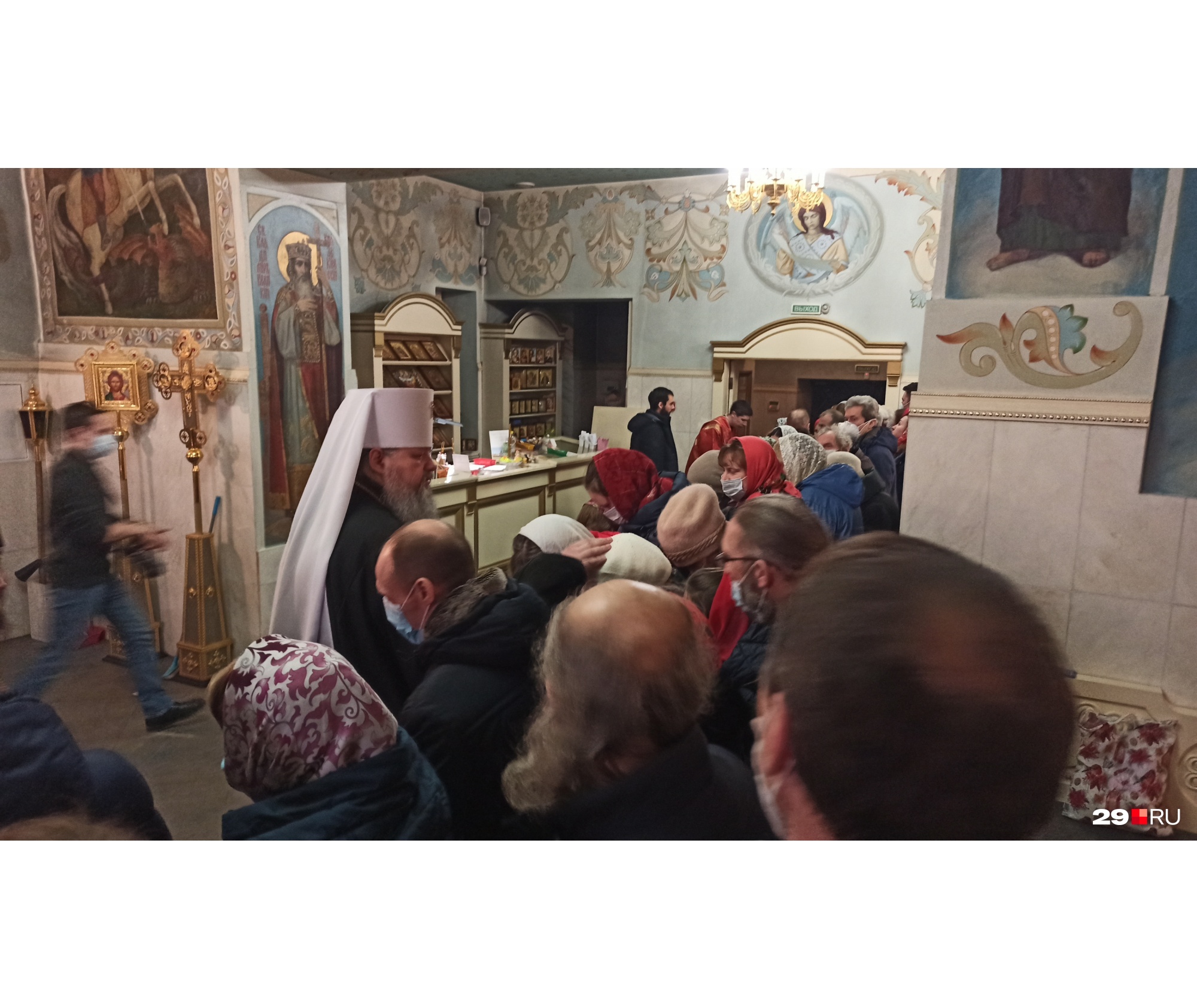 В конце литургии митрополит благословил прихожан В конце литургии митрополит благословил прихожан