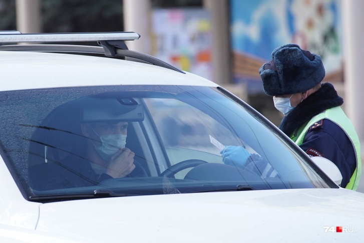Машин на челябинских дорогах стало значительно меньше, а полицейские проверки — более дотошными