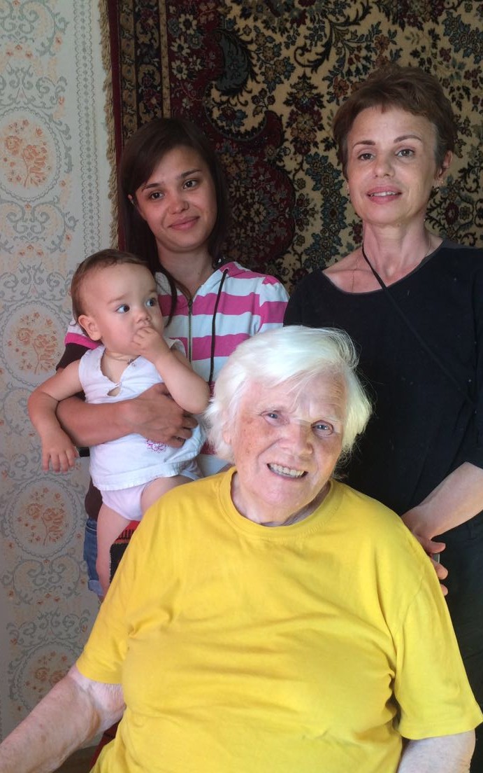 Алефтина с дочерью Татьяной, внучкой и правнучкой