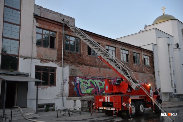 «Будем спасать»: мэр пообещал восстановить сгоревшее здание ЦК «Орджоникидзевский»