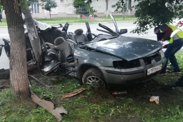 Машину намотало на столб на улице Свободы Машину намотало на столб на улице Свободы