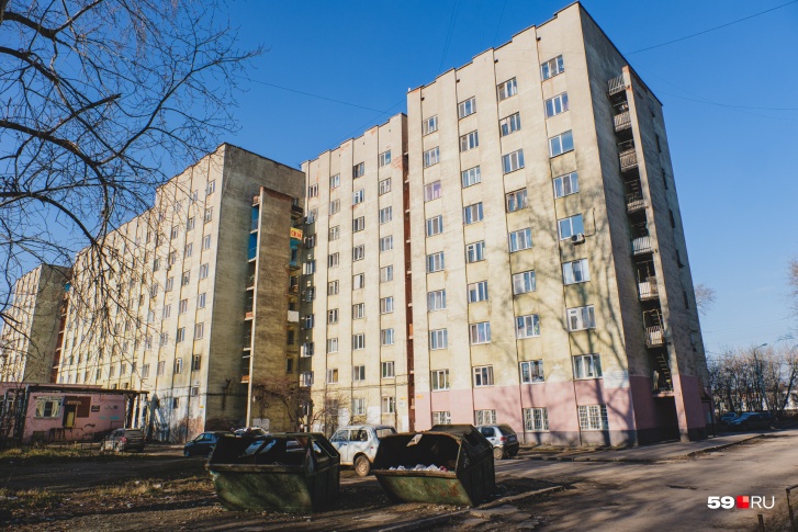 На этом фото одно, но очень большое общежитие На этом фото одно, но очень большое общежитие
