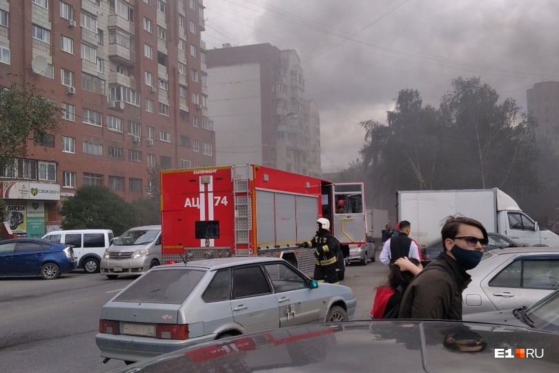Пожарные оперативно прибыли на место и уже погасили огонь Пожарные оперативно прибыли на место и уже погасили огонь