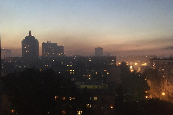 Горожане пожаловались на черный дым в нескольких районах города Горожане пожаловались на черный дым в нескольких районах города