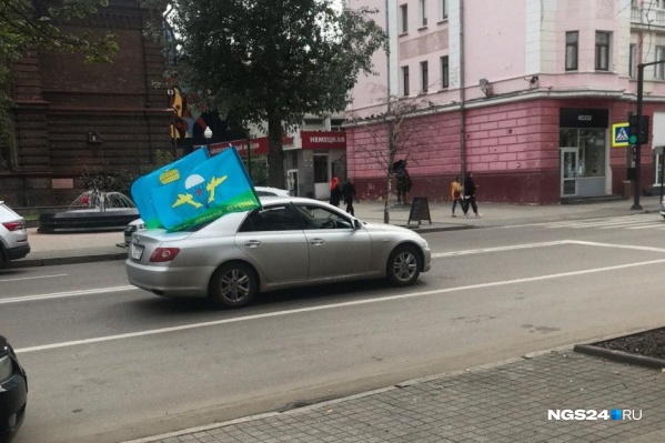 Машины с флагами ездят по всему городу, но ночью их набралось несколько десятков Машины с флагами ездят по всему городу, но ночью их набралось несколько десятков