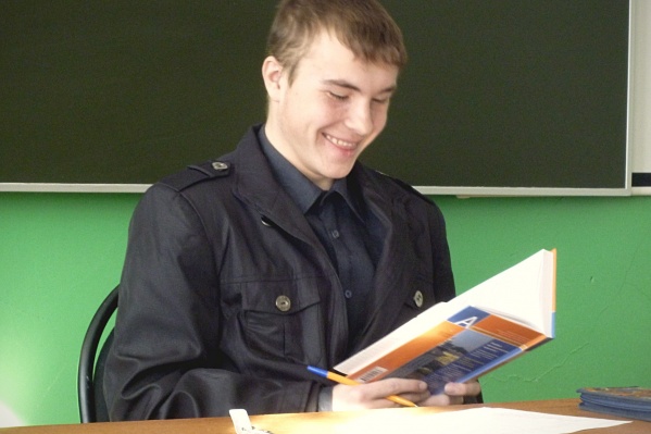 Александр Дурынин работает грузчиком в «Макси» Александр Дурынин работает грузчиком в «Макси»