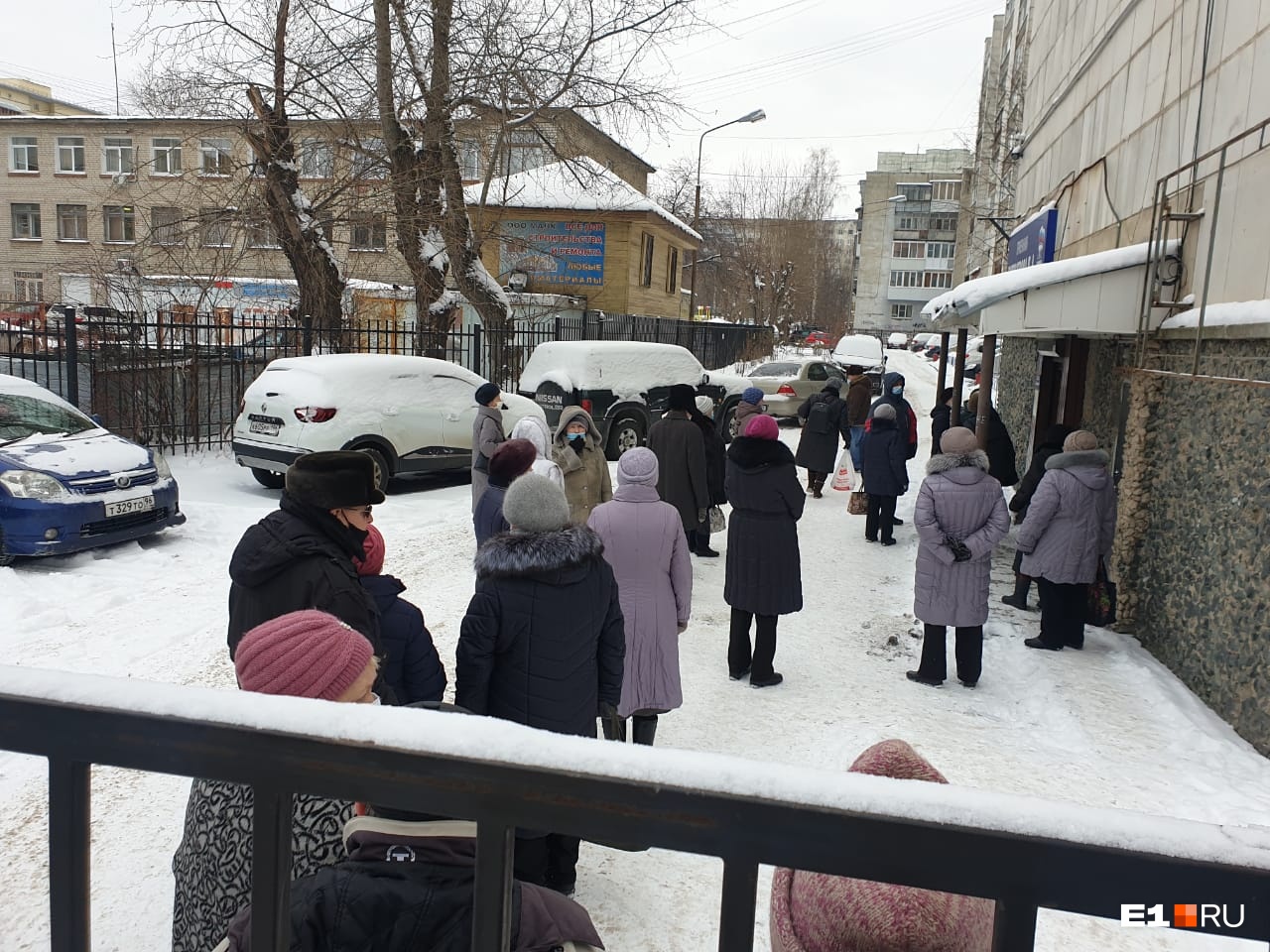 В Екатеринбурге стариков выстроили в очередь на улице к депутату гордумы