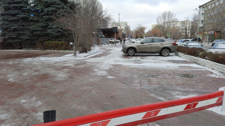 На Мамина-Сибиряка незаконно перегородили шлагбаумом тротуар