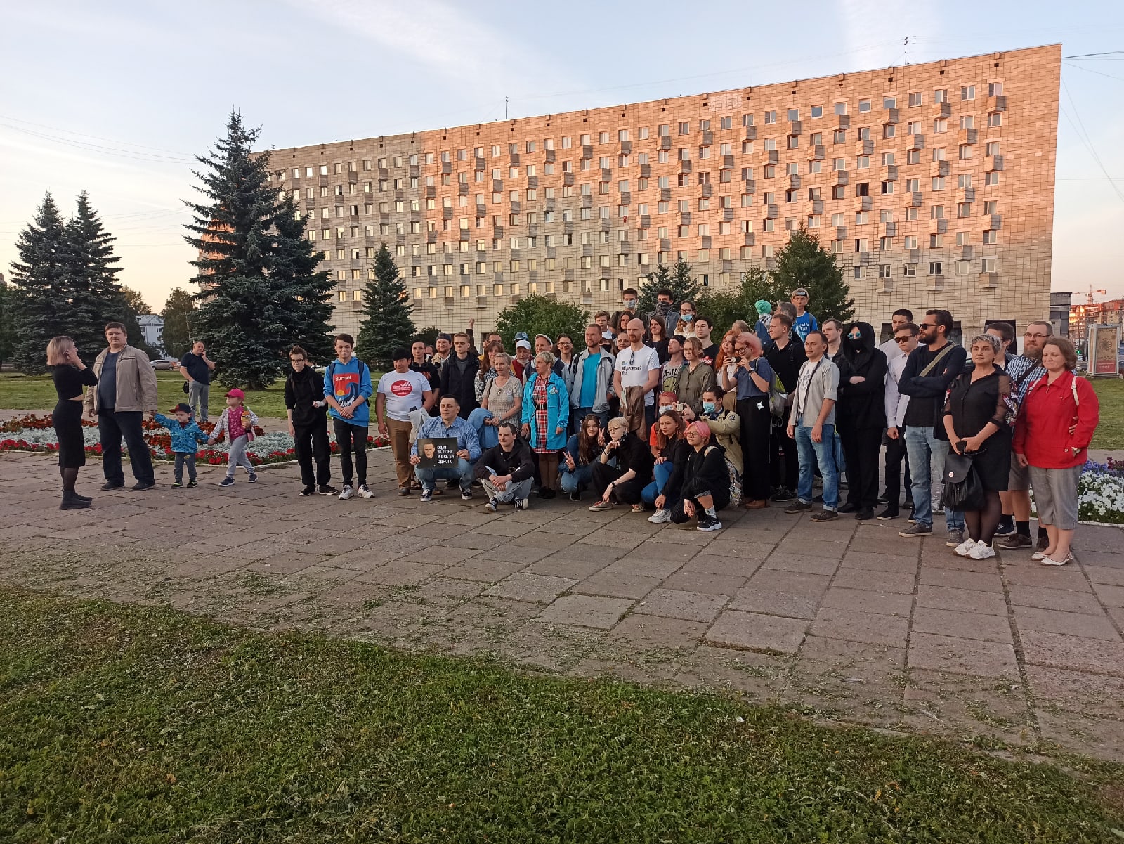 Несколько десятков жителей Архангельска вышли на прогулку в поддержку Алексея Навального