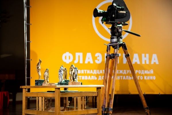 Приз фестиваля выполнен в образе главного персонажа фильма Роберта Флаэрти «Нанук с Севера» (0+) 1922 года Приз фестиваля выполнен в образе главного персонажа фильма Роберта Флаэрти «Нанук с Севера» (0+) 1922 года