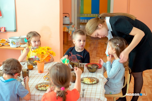 Планировалось, что сначала откроются только дежурные группы, но потом власти решили открыть детсады полностью Планировалось, что сначала откроются только дежурные группы, но потом власти решили открыть детсады полностью
