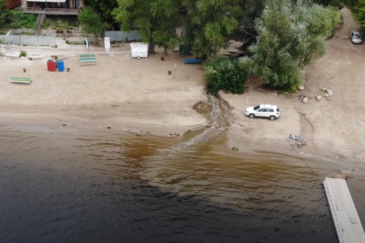 Вода в месте слива выглядит грязной Вода в месте слива выглядит грязной