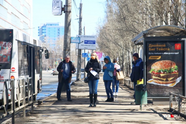 Пассажирам без масок в автобусы вход может быть заказан Пассажирам без масок в автобусы вход может быть заказан