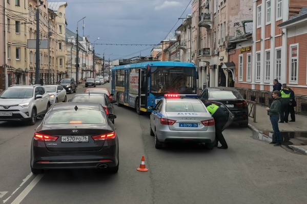 ДТП произошло в районе пересечения улицы Свободы с улицей Собинова, троллейбус ехал в сторону Шинного завода ДТП произошло в районе пересечения улицы Свободы с улицей Собинова, троллейбус ехал в сторону Шинного завода
