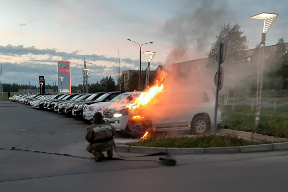 «Плеснул горючим и ушел»: ночью на стоянке у «Toyota Центра» в Архангельске сгорел автомобиль