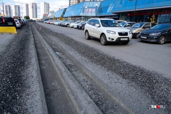 Парковку протяжённостью около 500 метров около МФЦ на Труда, которую автомобилисты называют сущим адом, сделают удобной Парковку протяжённостью около 500 метров около МФЦ на Труда, которую автомобилисты называют сущим адом, сделают удобной