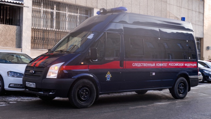 В Екатеринбурге во дворе нашли машину с тремя трупами