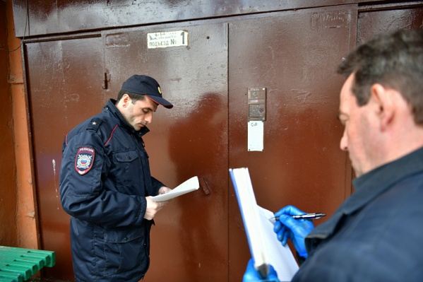 Полицейские проверяют, дома ли те, кто находится на обязательной изоляции Полицейские проверяют, дома ли те, кто находится на обязательной изоляции