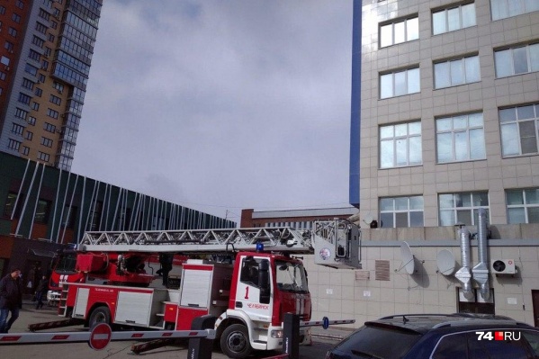 Очевидцы заметили возле здания пять автомобилей МЧС Очевидцы заметили возле здания пять автомобилей МЧС